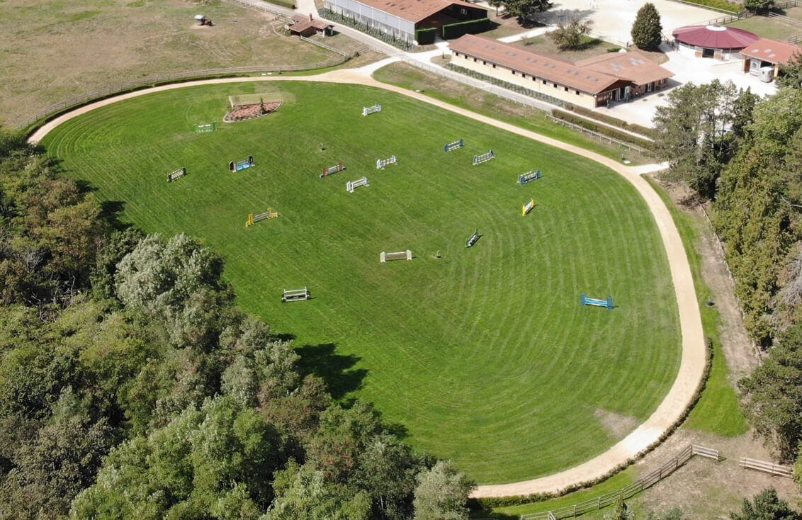 Photographie du terrain en herbe